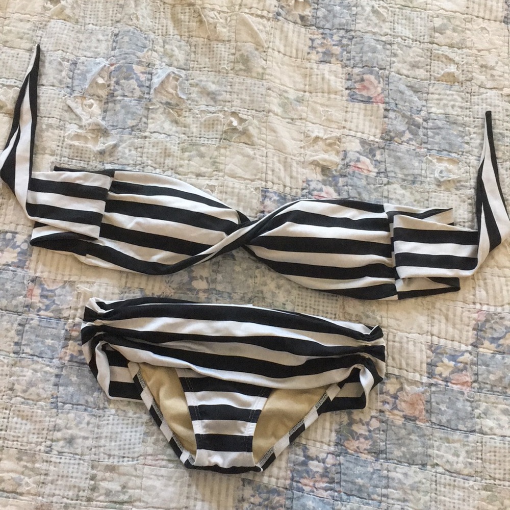 Stripes bikini!🖤